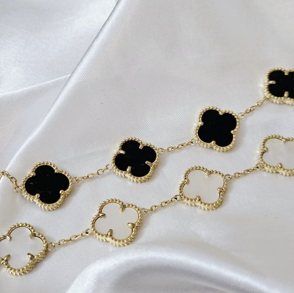 2 Clover Bracelets (White + Black) - Stainless Steel